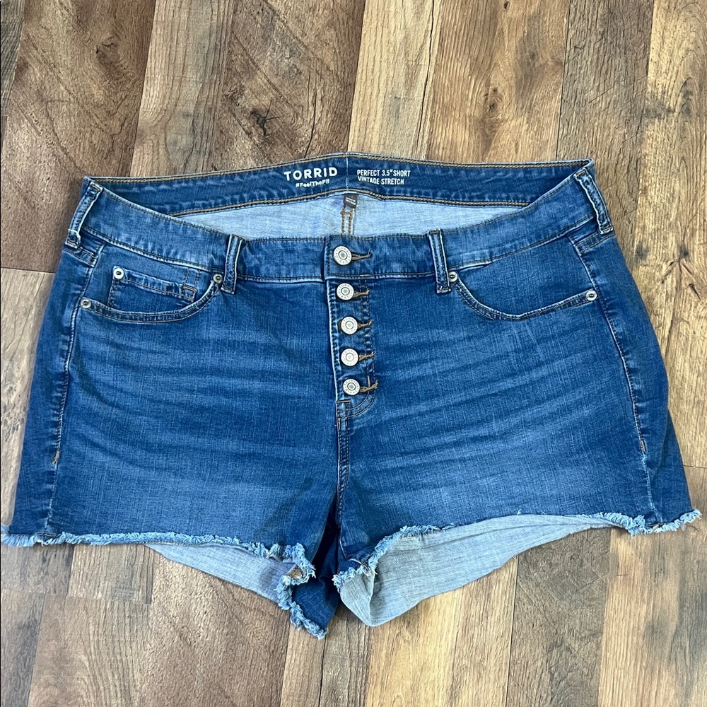 Torrid perfect 3.5” vintage stretch Jean Jean Shorts  sz 18